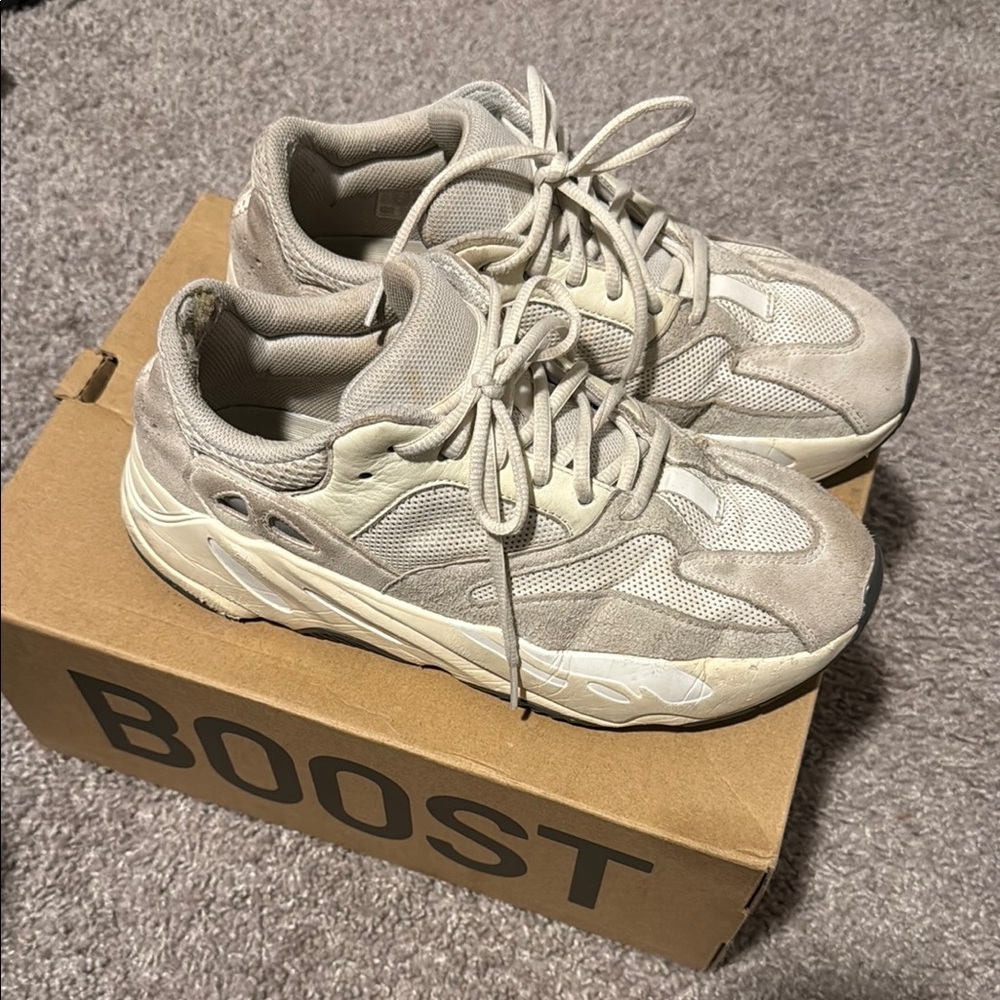 Adidas Yeezy Boost 700 - Analog